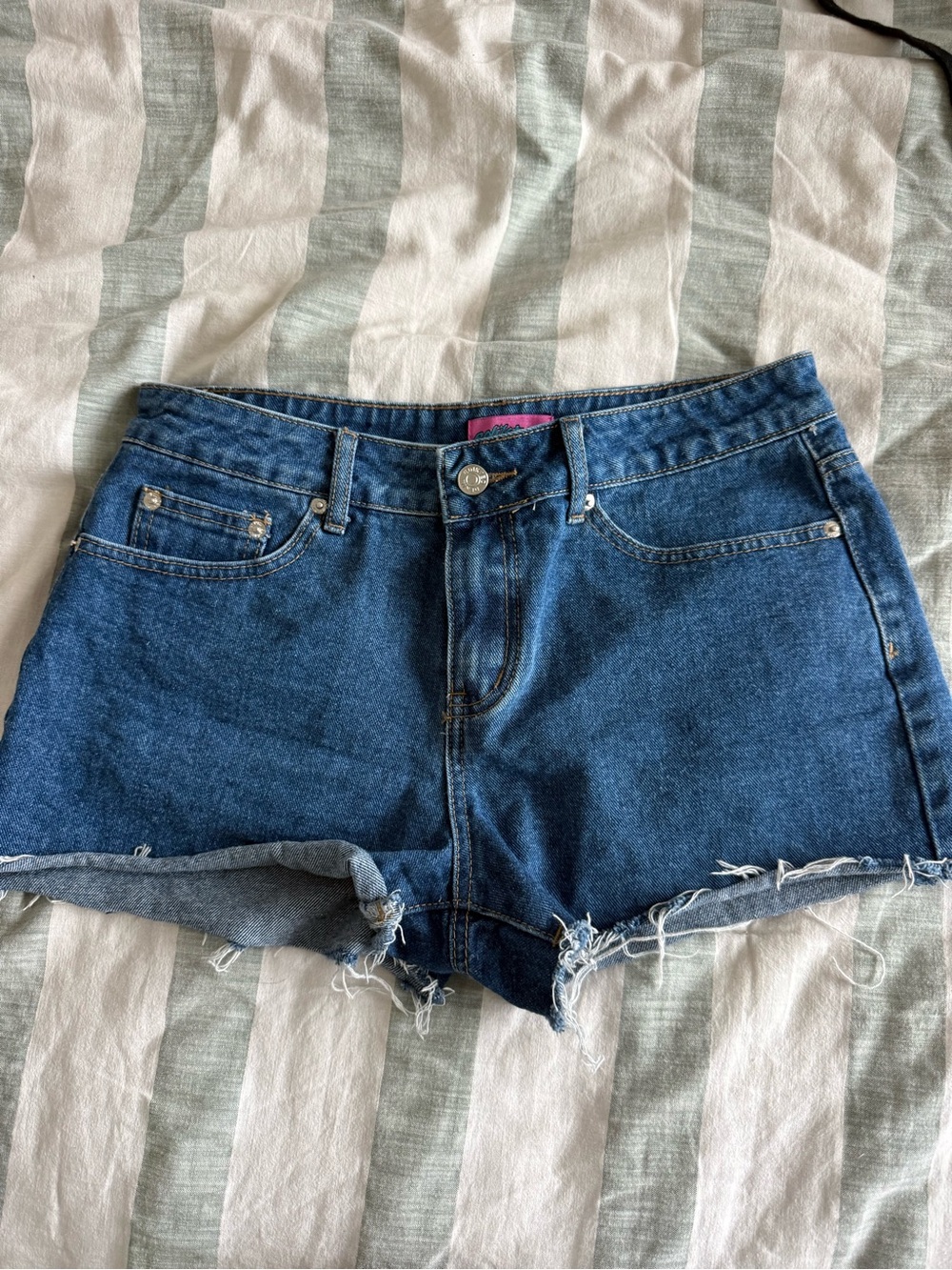 low-Rise Dark Blue Denim edikted Cutoff Shorts
